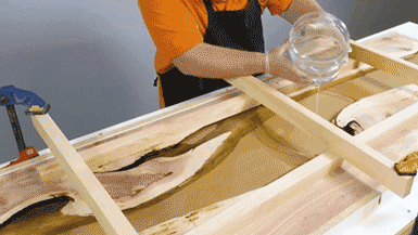 如何使用透明环氧铸造树脂和再生木材制作河流桌子